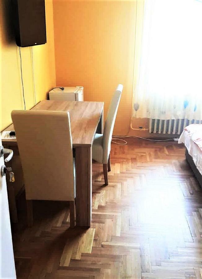 Alex'S Apartman & Panzio Hajduszoboszlo Ngoại thất bức ảnh